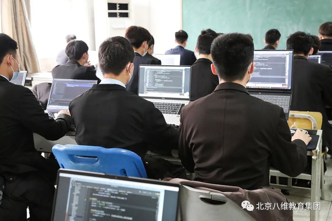 互联网时代北京八维学校打造全面复合型人才